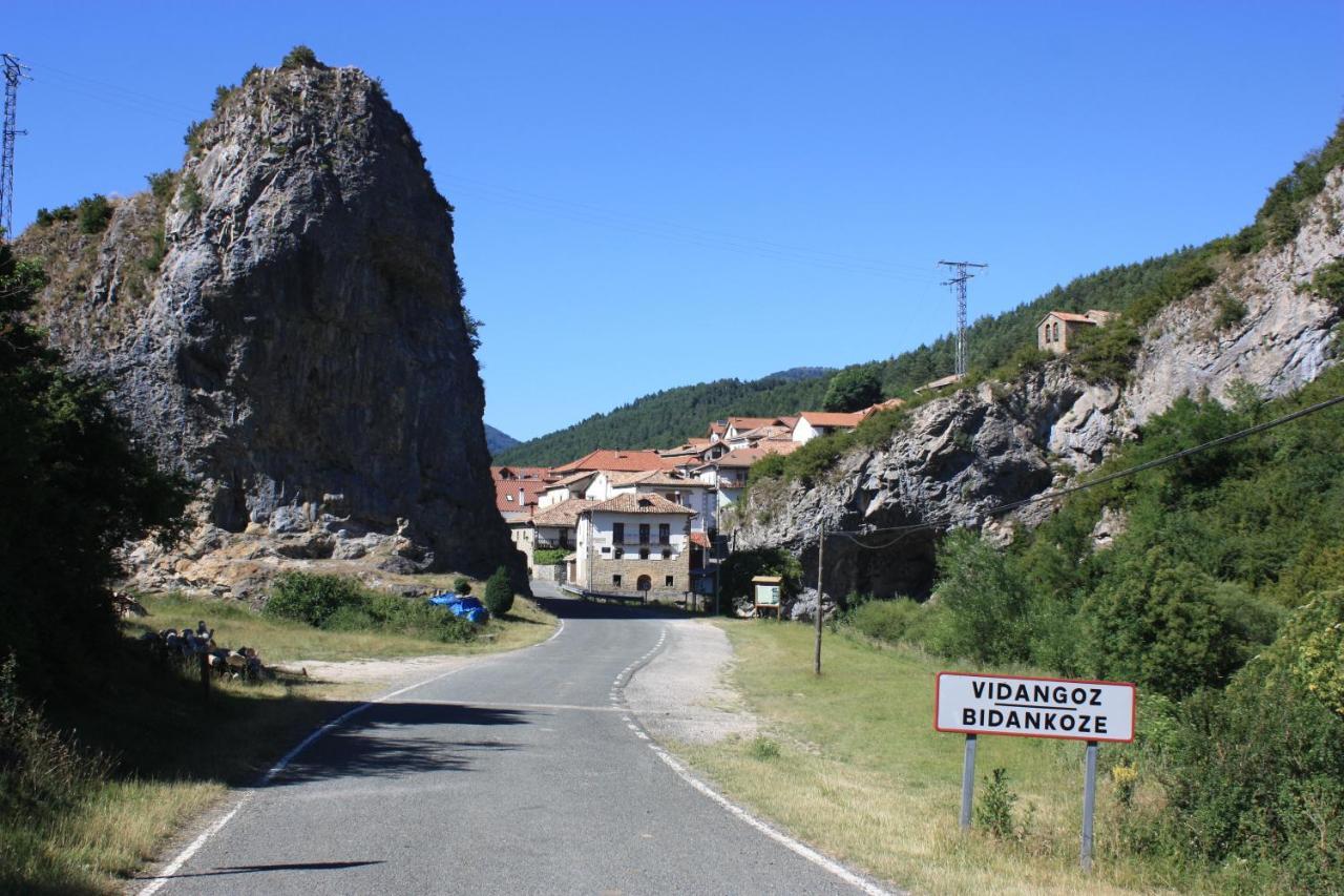 Casa Rural Ornat Etxea Hostal Vidangoz Exterior foto